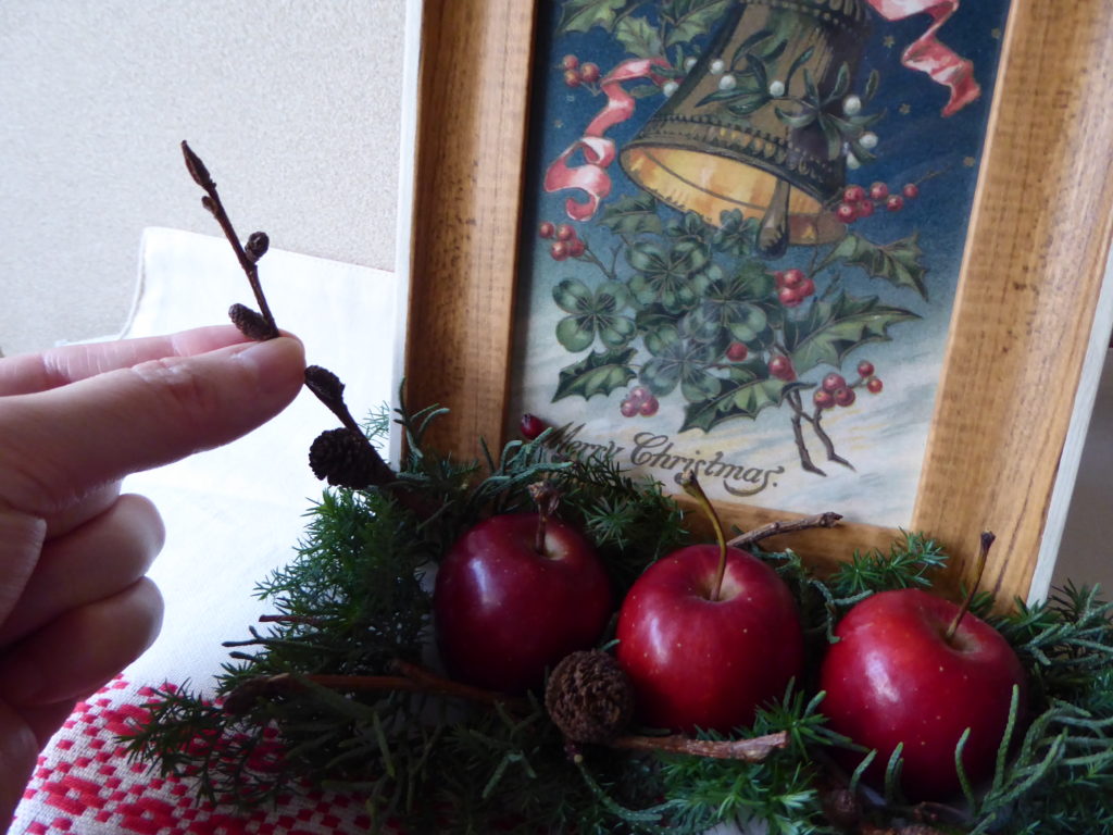 ブルーアイスを挿し終えた姫リンゴにヤシャブシの枝と実を飾る写真