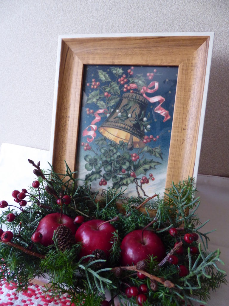 フォトフレームの前面に姫リンゴ、サツマ杉、ドライ素材を飾り付けた見本写真②