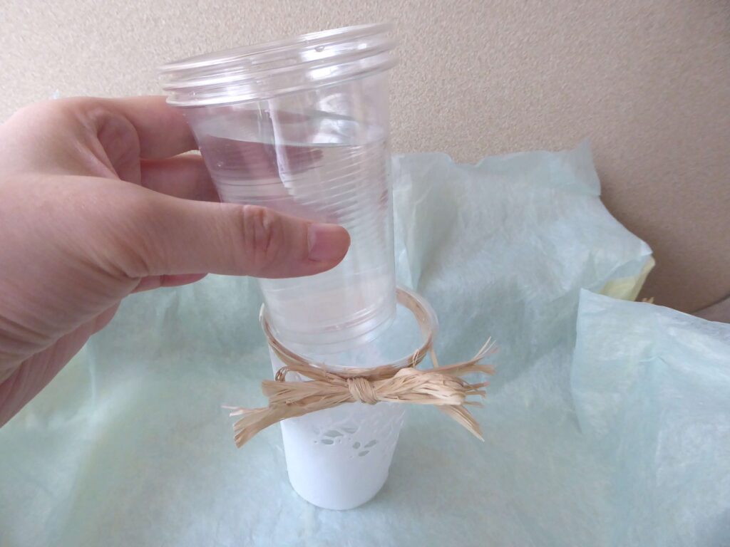 水を入れたプラスチックカップをデコレートカップにかぶせる写真