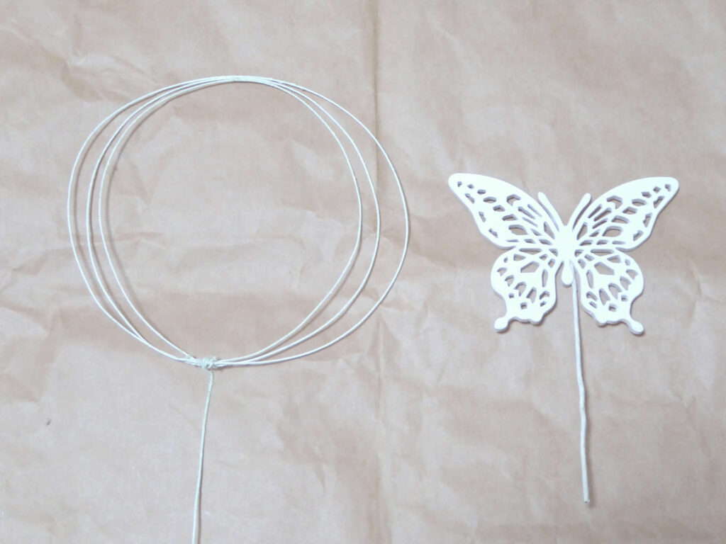 ワイヤーで作った輪のピックと白い蝶のピックの写真