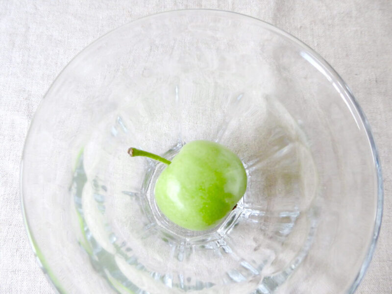 グラスの底に青姫リンゴを1つ置いた写真