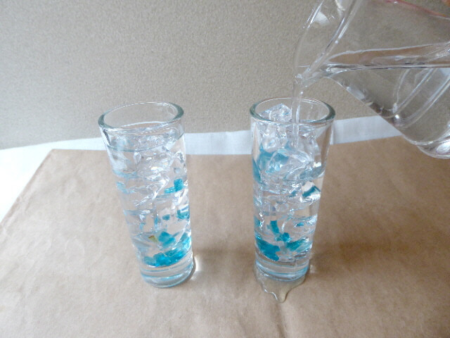 クリスタルクラッシュの入ったグラスに水を注ぐ写真